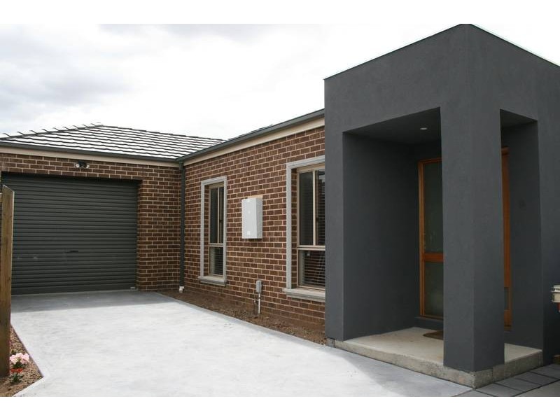 1/76 Charter Road West, Sunbury VIC 3429