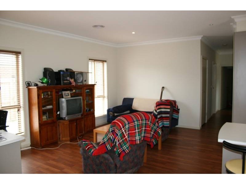 1/76 Charter Road West, Sunbury VIC 3429