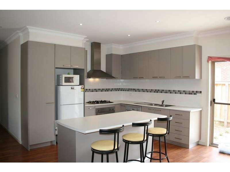 1/76 Charter Road West, Sunbury VIC 3429