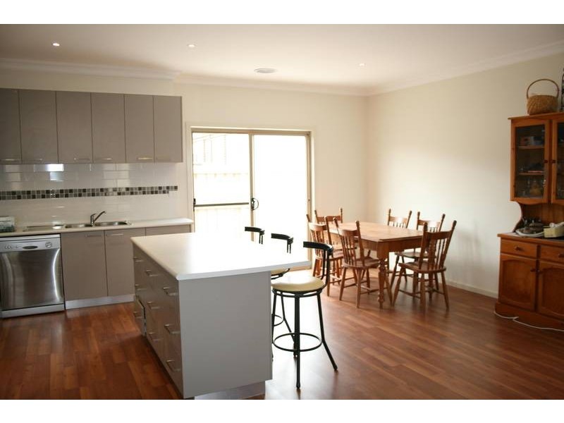 1/76 Charter Road West, Sunbury VIC 3429