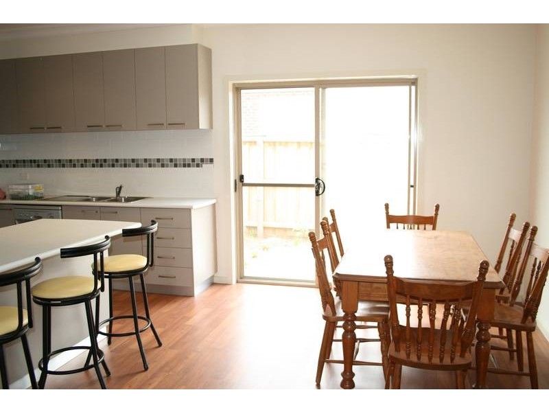 1/76 Charter Road West, Sunbury VIC 3429