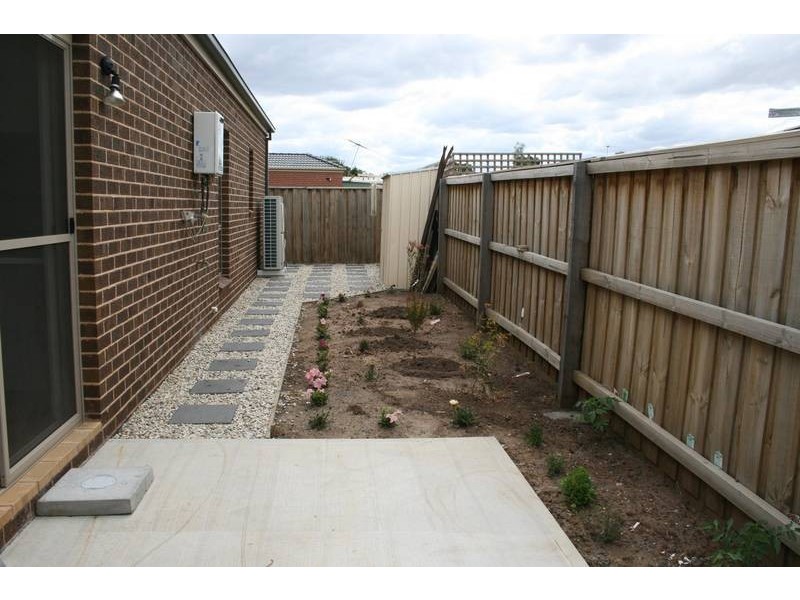 1/76 Charter Road West, Sunbury VIC 3429