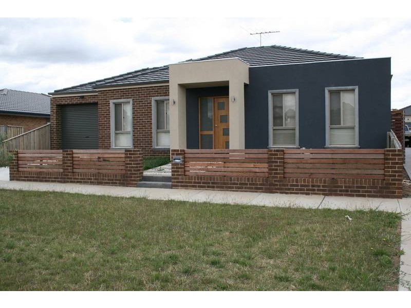 2/76 Charter Road West, Sunbury VIC 3429