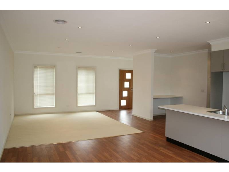 2/76 Charter Road West, Sunbury VIC 3429