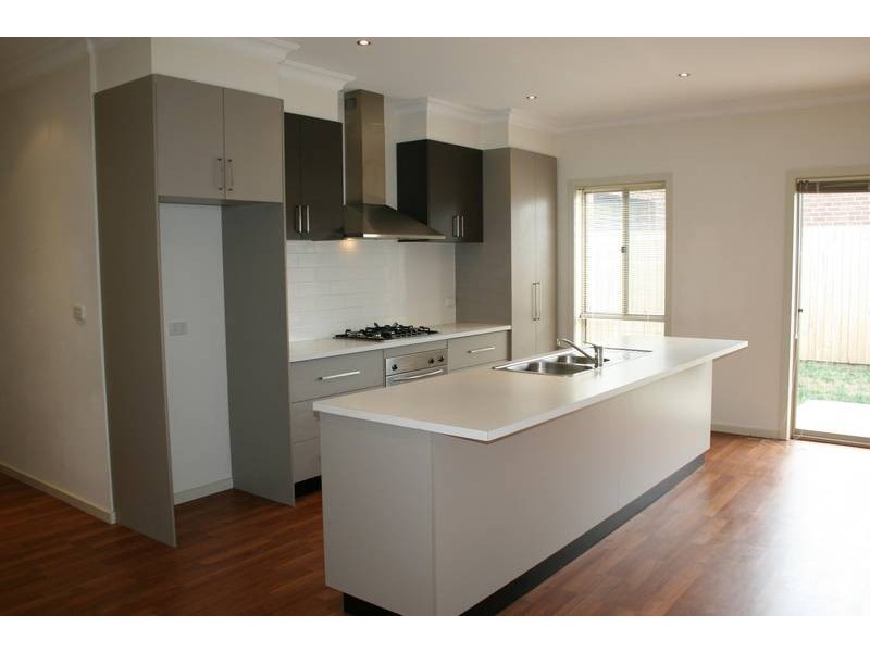 2/76 Charter Road West, Sunbury VIC 3429