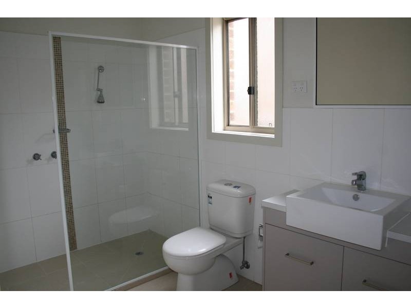 2/76 Charter Road West, Sunbury VIC 3429