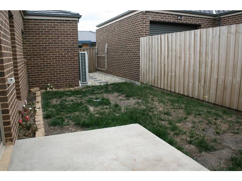 2/76 Charter Road West, Sunbury VIC 3429