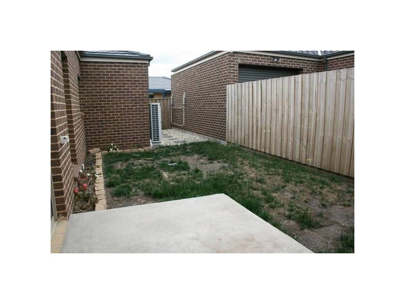 2/76 Charter Road West, Sunbury VIC 3429