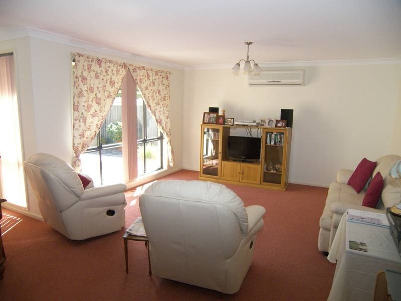 16 Quarterhorse Pde, Wadalba NSW 2259