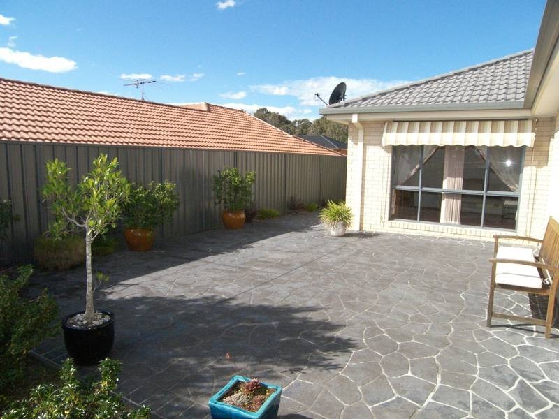 16 Quarterhorse Pde, Wadalba NSW 2259