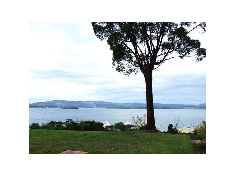 102 Oxford Street, Beauty Point TAS 7270