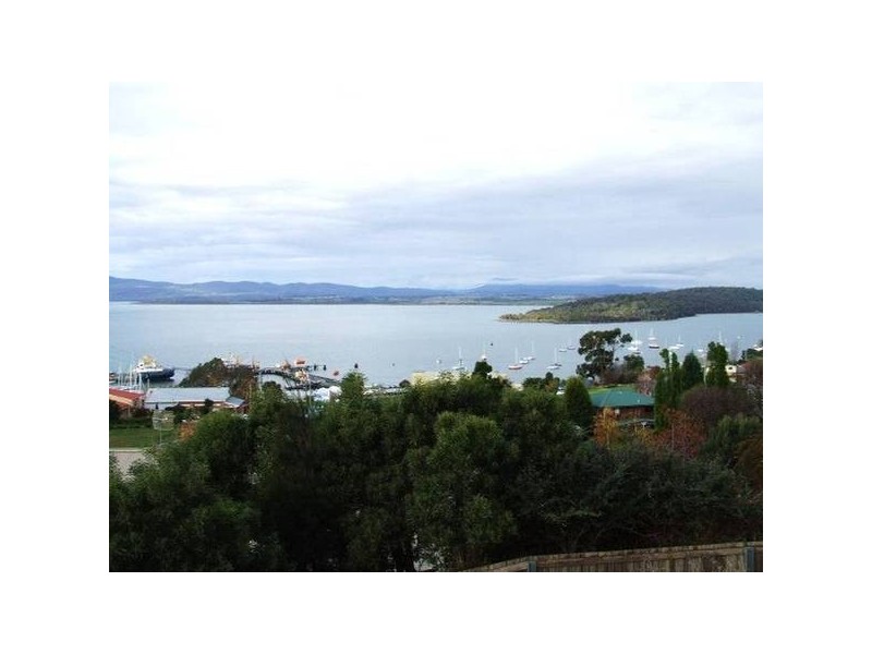 102 Oxford Street, Beauty Point TAS 7270