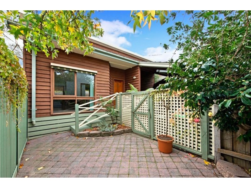 12 Charteris Drive, Ivanhoe East VIC 3079