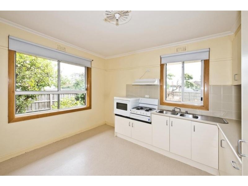 8 Tobruk Avenue, Heidelberg West VIC 3081