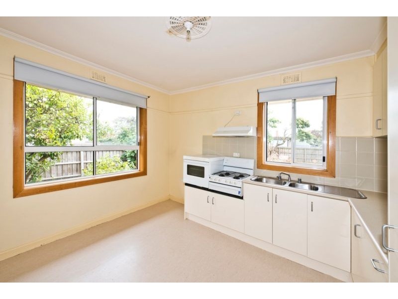 8 Tobruk Avenue, Heidelberg West VIC 3081