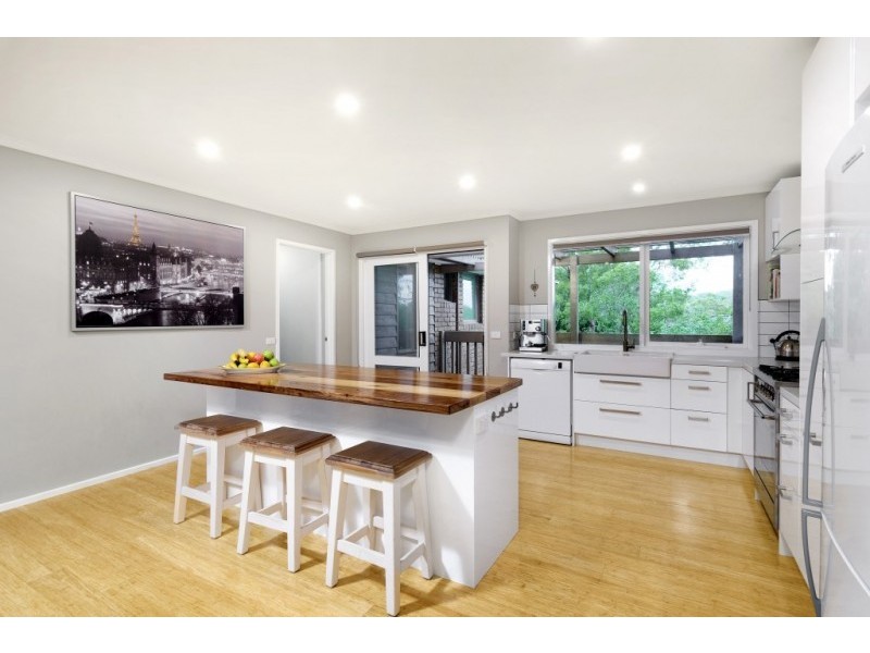 15 Renshaw Drive, Eltham VIC 3095