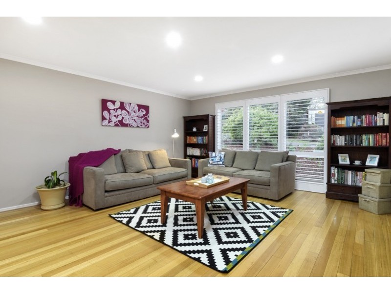 15 Renshaw Drive, Eltham VIC 3095