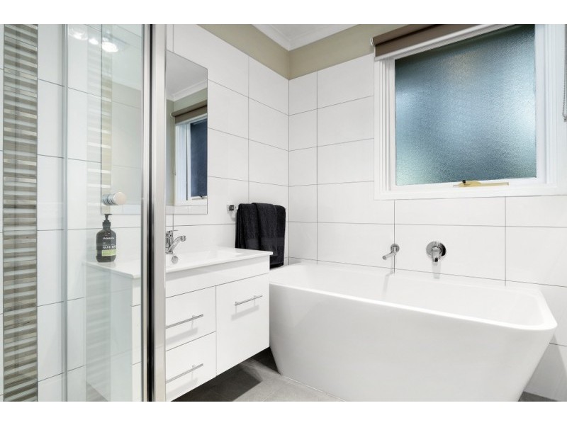 15 Renshaw Drive, Eltham VIC 3095