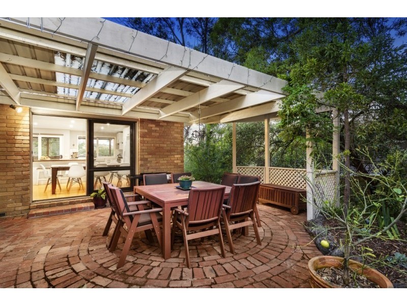 15 Renshaw Drive, Eltham VIC 3095