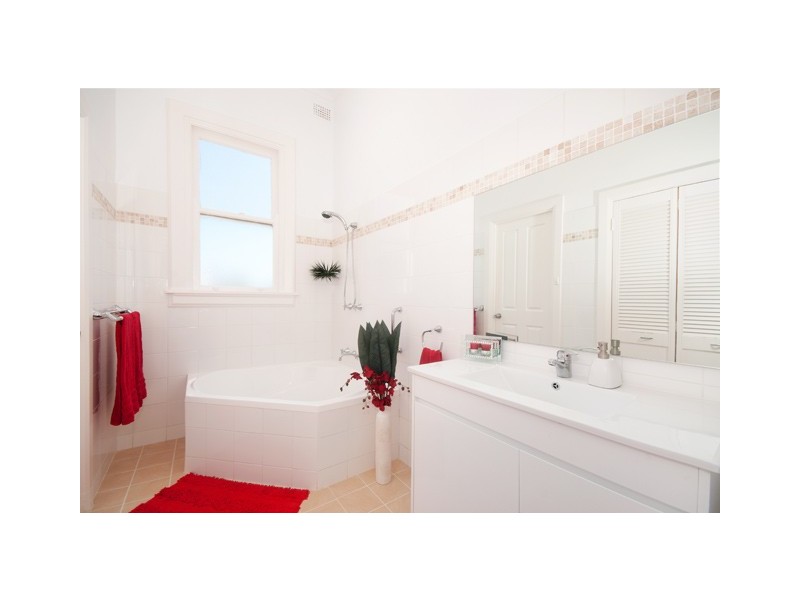 00 The Corso, Manly NSW 2095