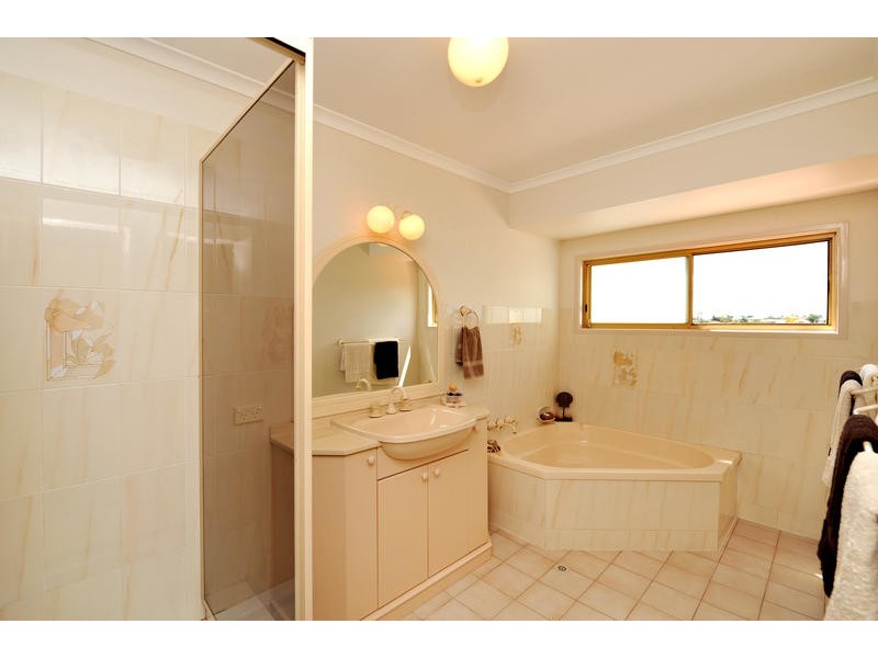 11 Allamanda Crescent, Albany Creek QLD 4035