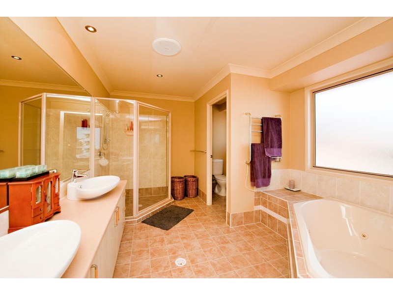 12 Candella Court, Eatons Hill QLD 4037