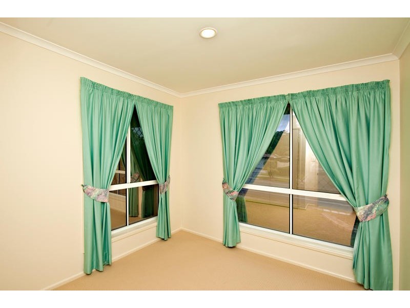 1 Saraband Drive, Eatons Hill QLD 4037