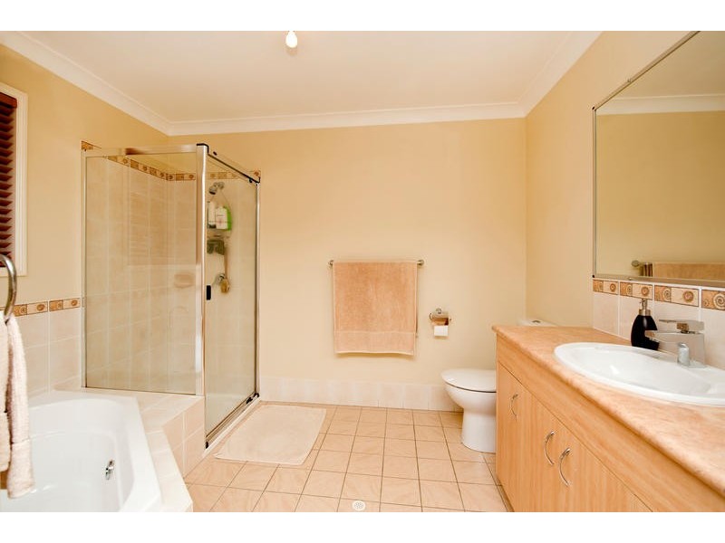 4 Perla Close, Eatons Hill QLD 4037