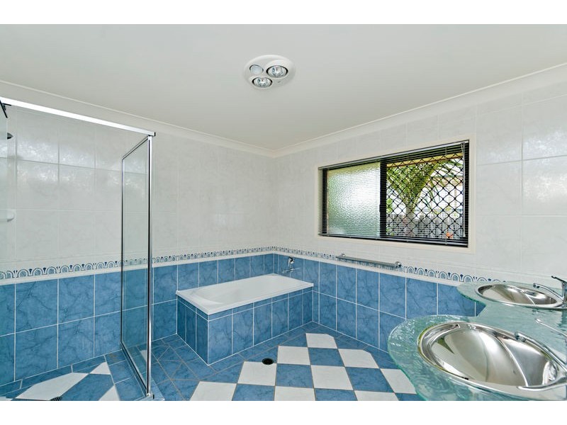 8 Monica Court, Eatons Hill QLD 4037