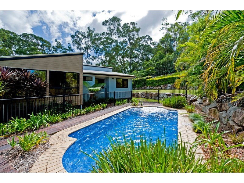 8 Foambark Court, Eatons Hill QLD 4037