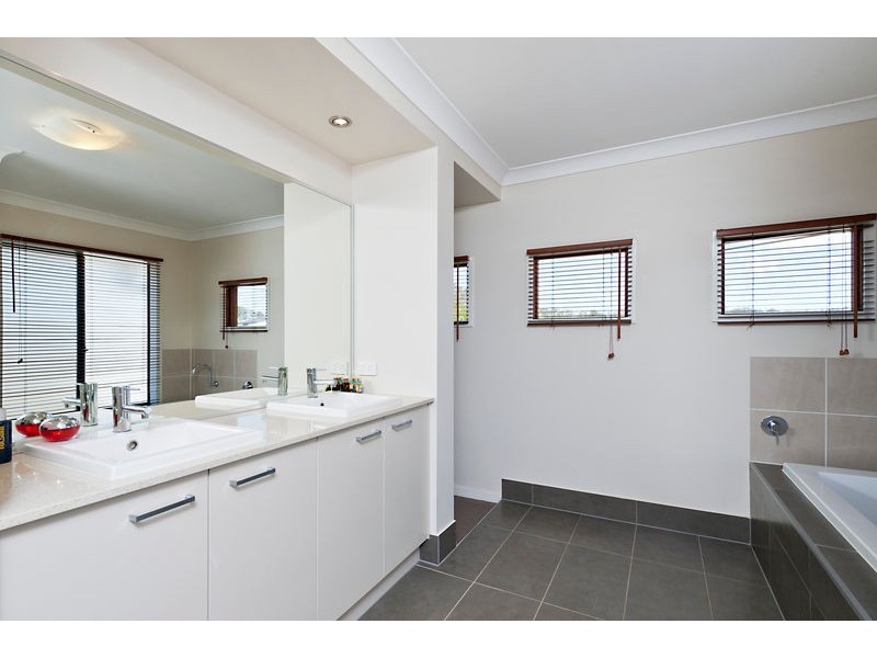 15 Rivergum Drive, Eatons Hill QLD 4037