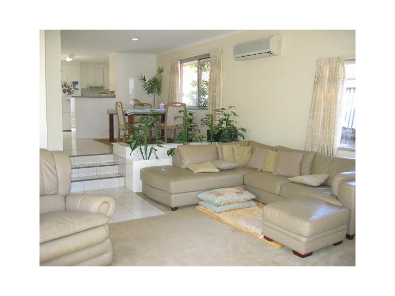 33 Inveray Avenue, Benowa QLD 4217