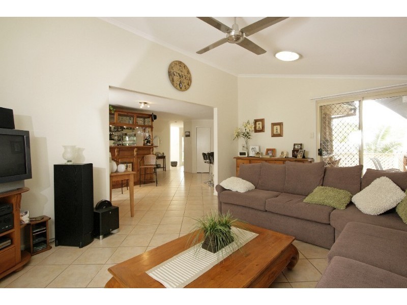 18 White Cap Close, Pacific Pines QLD 4211