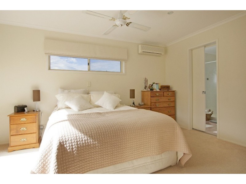 18 White Cap Close, Pacific Pines QLD 4211