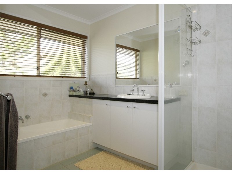 18 White Cap Close, Pacific Pines QLD 4211