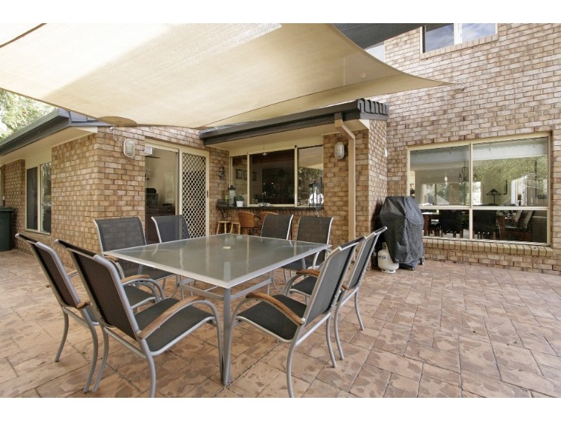 18 White Cap Close, Pacific Pines QLD 4211