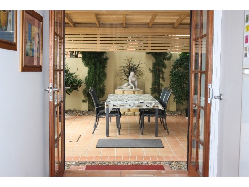 8 Grevillia  Avenue, Southport QLD 4215