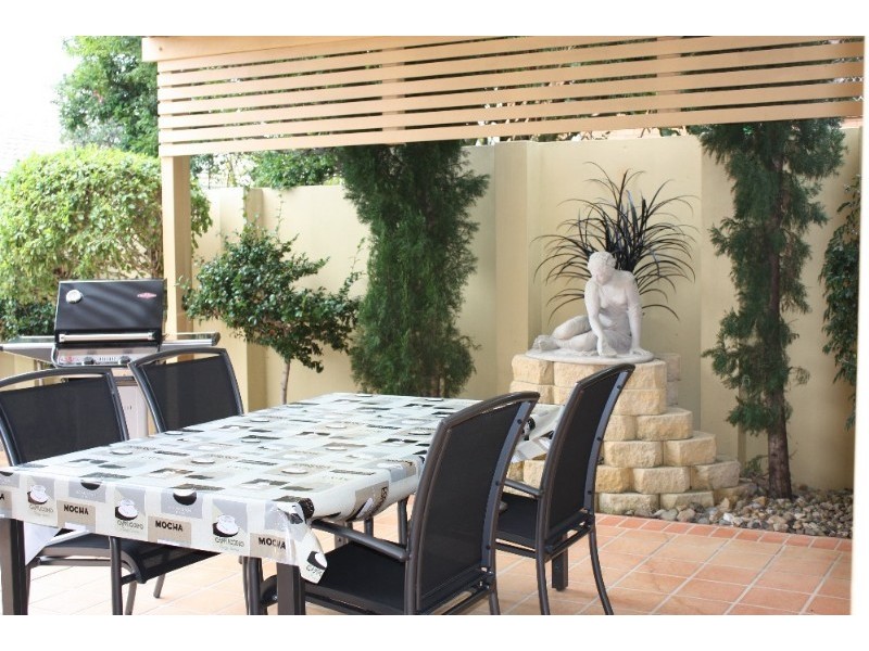 8 Grevillia  Avenue, Southport QLD 4215