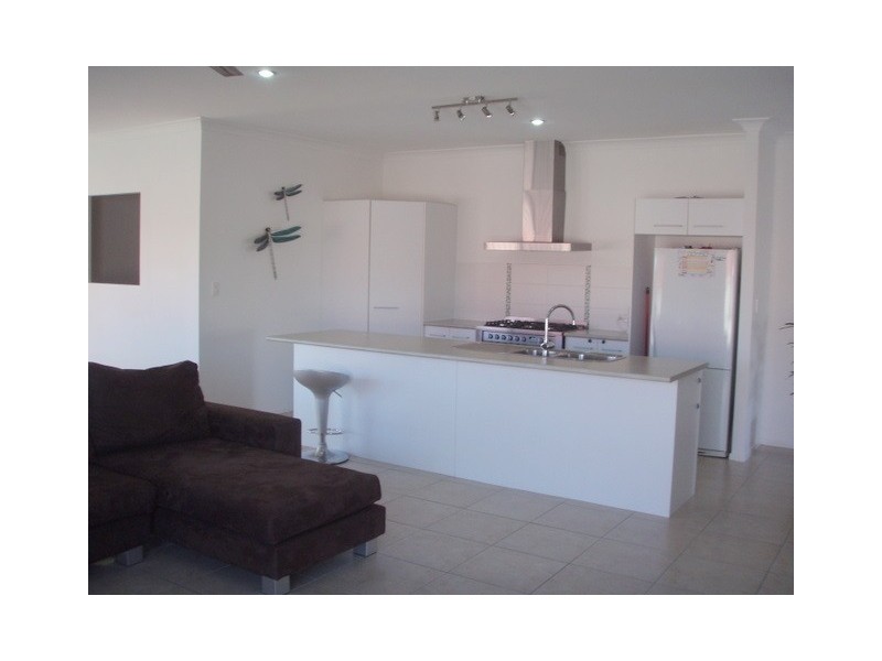 41 Zane Street, Molendinar QLD 4214