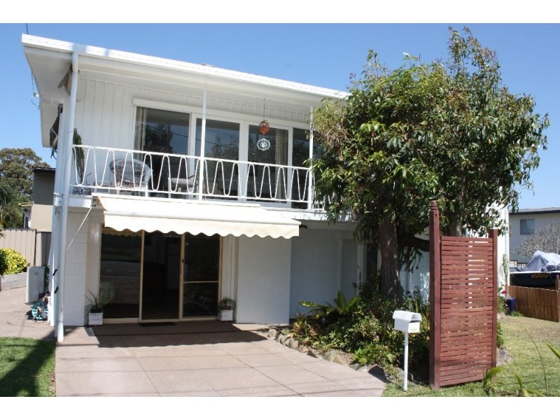 2 Beitz Avenue, Labrador QLD 4215