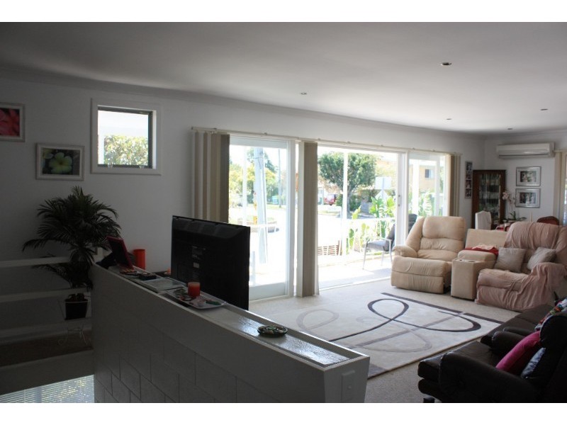 2 Beitz Avenue, Labrador QLD 4215