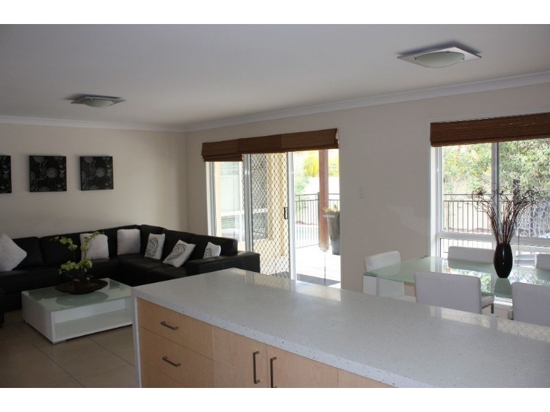 18 Maltravers Drive, Arundel QLD 4214