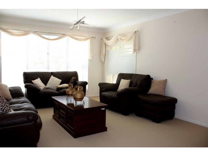 18 Maltravers Drive, Arundel QLD 4214