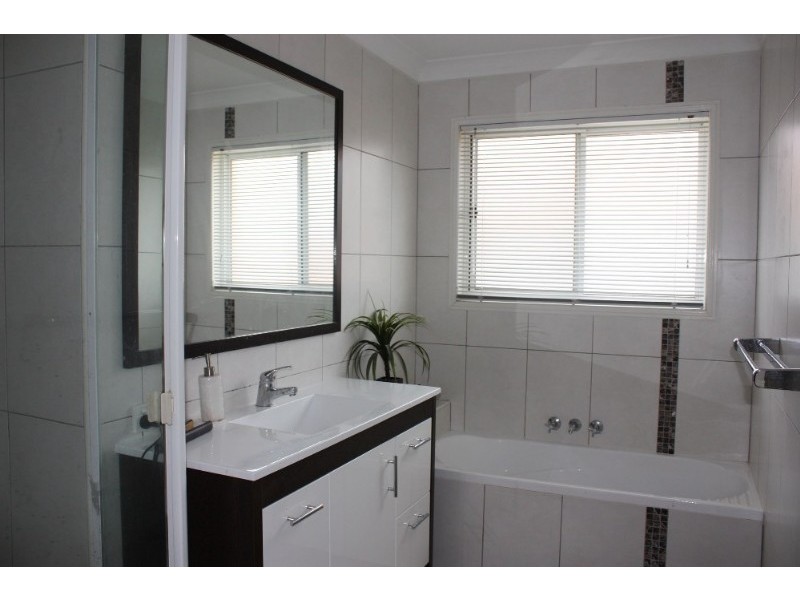 18 Maltravers Drive, Arundel QLD 4214