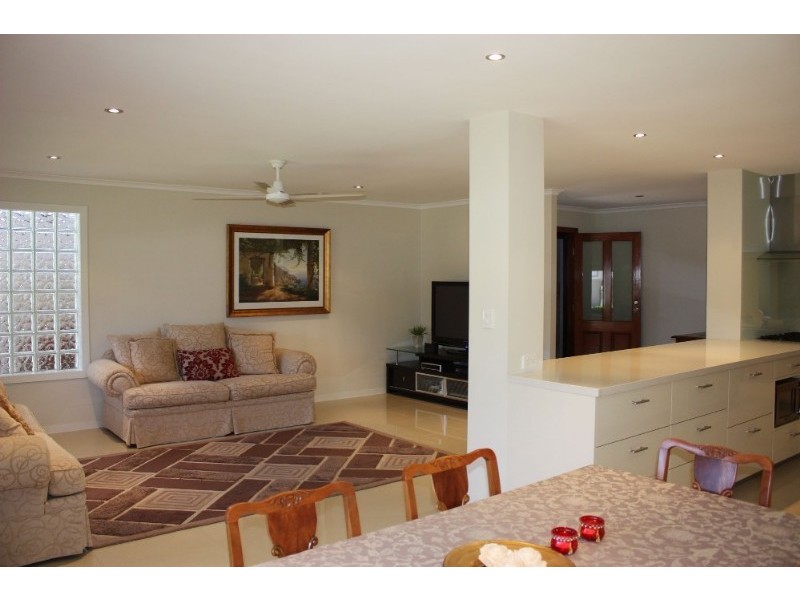 18 Lothian Avenue, Sorrento QLD 4217