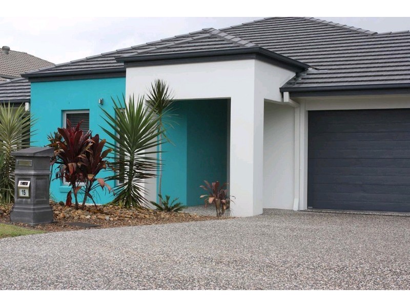 15 Laughlen Chase, Pacific Pines QLD 4211