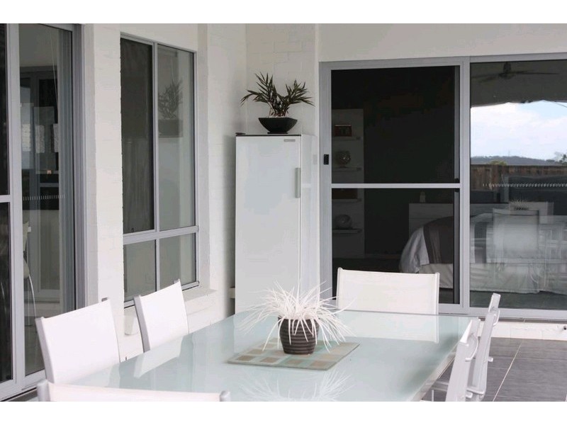 15 Laughlen Chase, Pacific Pines QLD 4211