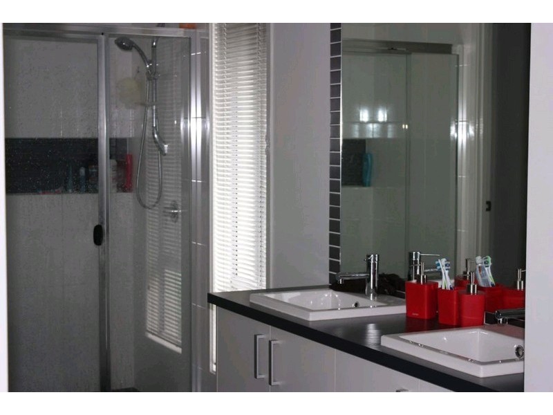 15 Laughlen Chase, Pacific Pines QLD 4211