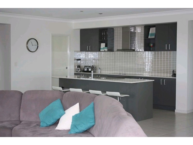 15 Laughlen Chase, Pacific Pines QLD 4211