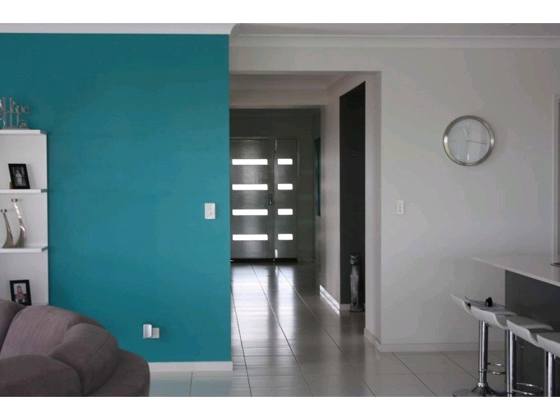 15 Laughlen Chase, Pacific Pines QLD 4211